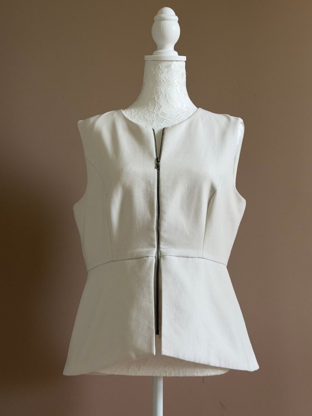 BCBGMAXAZRIA zipped front white top Size L